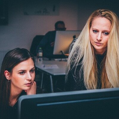 women-1209678_640