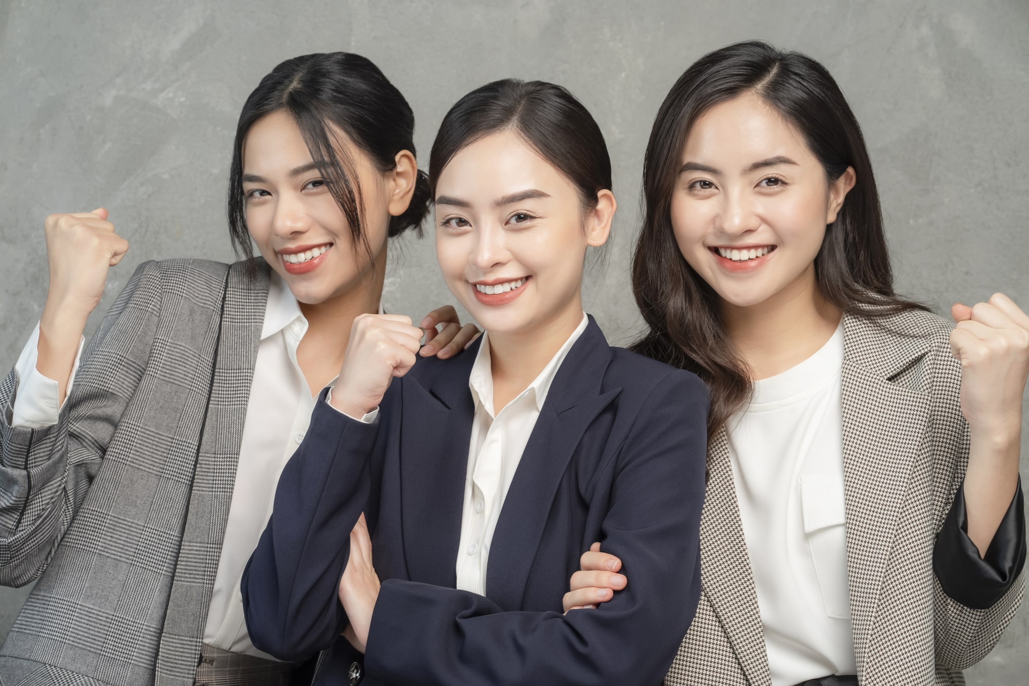 スーツ姿の女性3人