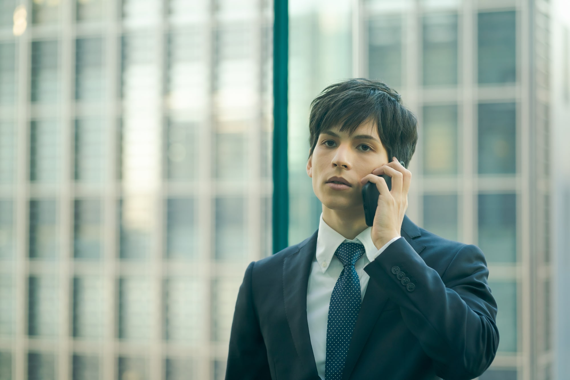 電話をしている男性