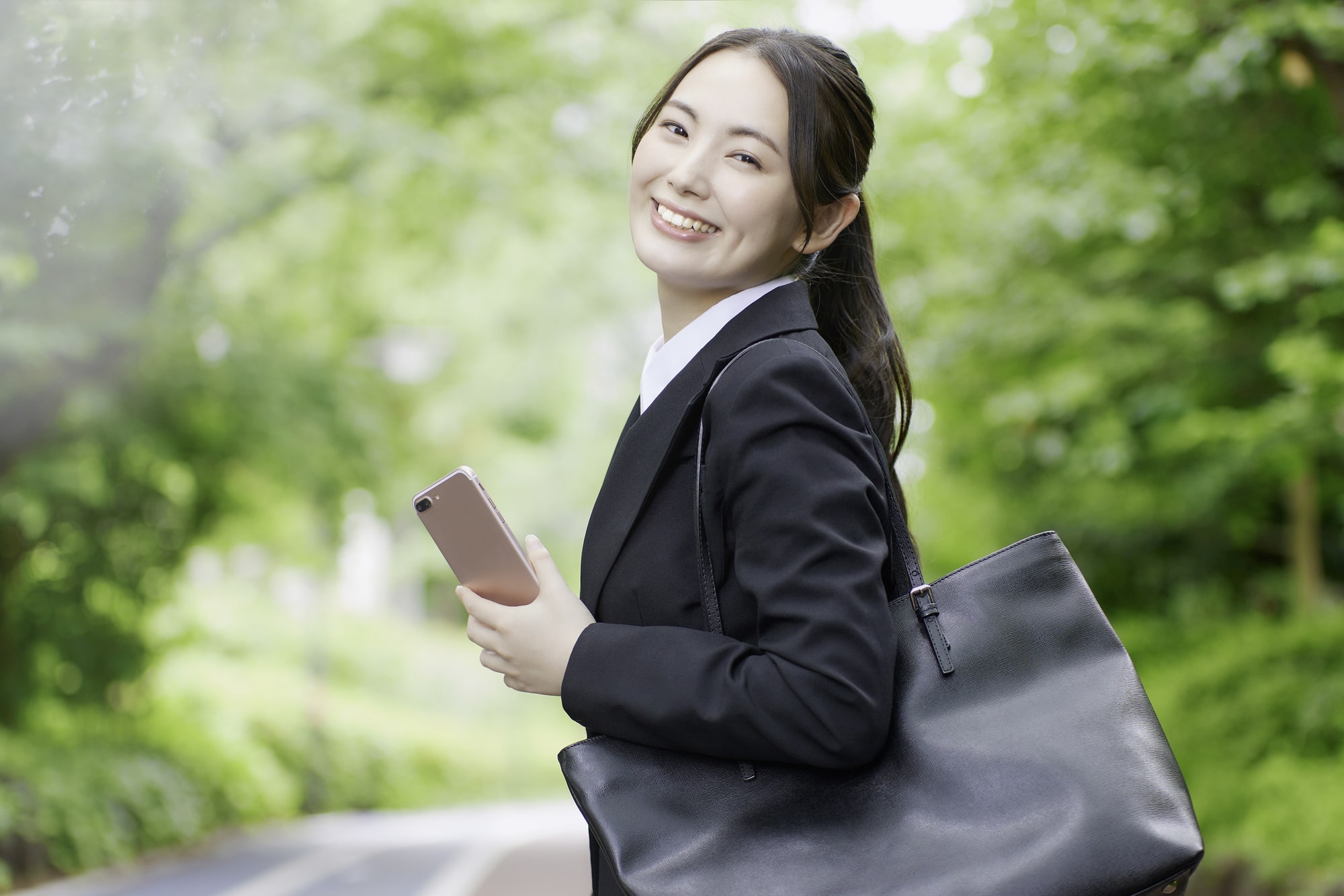 スーツ姿の女性