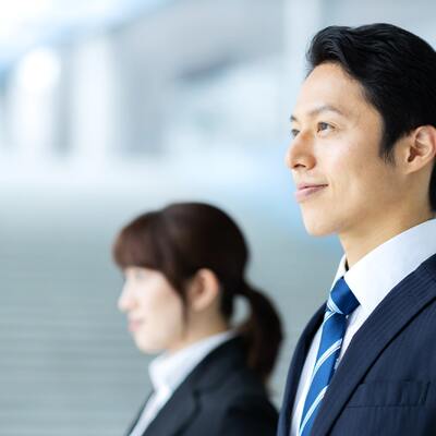 スーツの男性