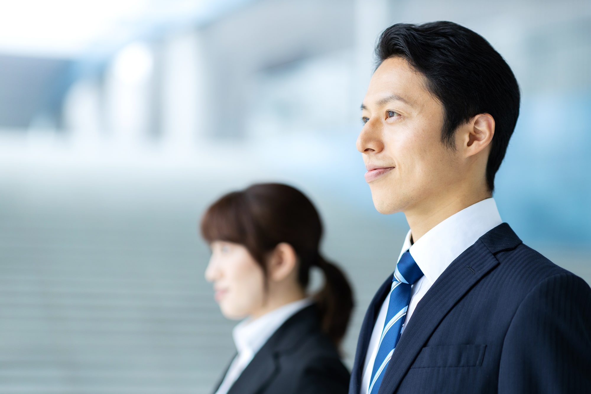 スーツの男性