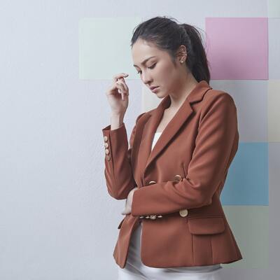 悩む女性