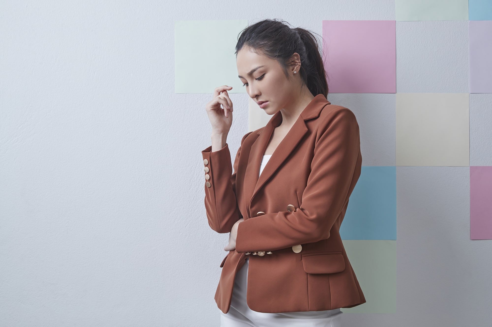 悩む女性