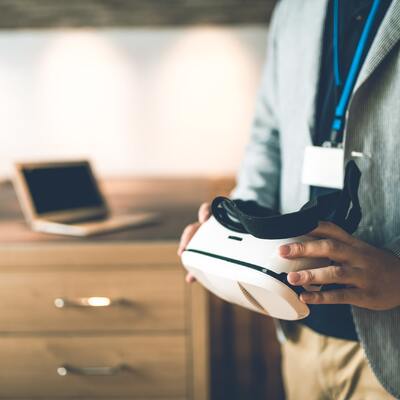 ゲーム機を手にしている男性