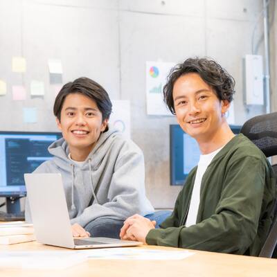 パソコンを使っている男性達