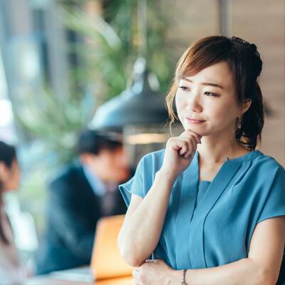 考えている女性