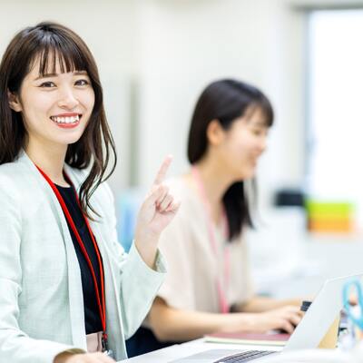 働いている女性2人