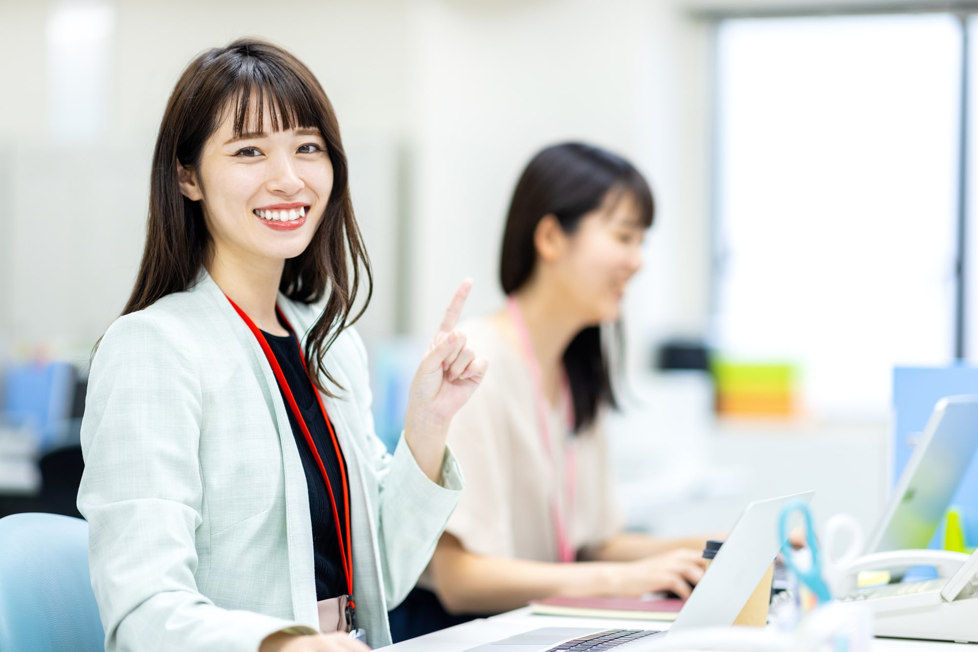 働いている女性2人