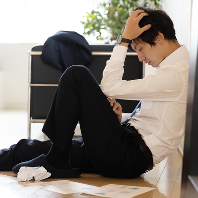 悩んでいる男性