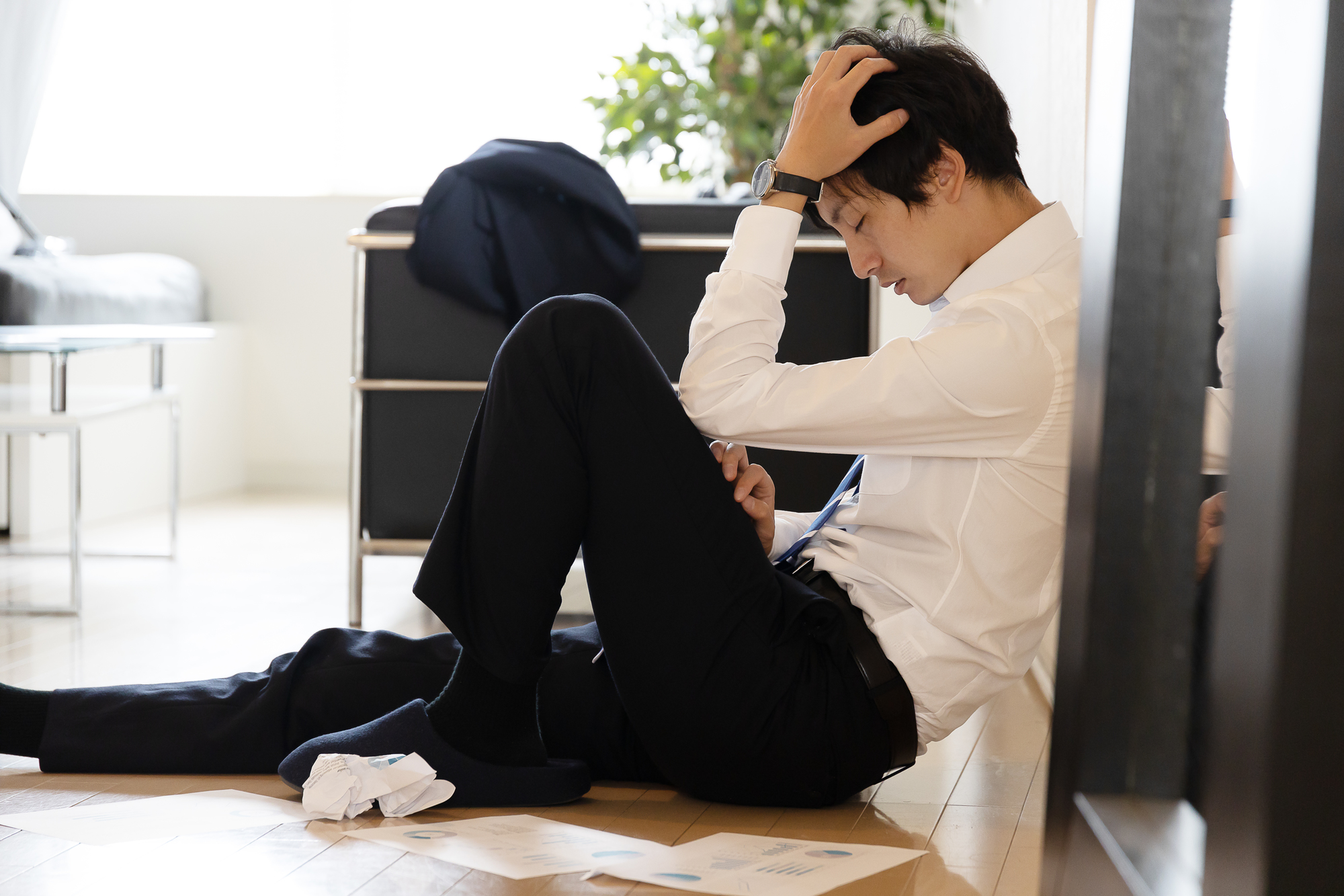 悩んでいる男性