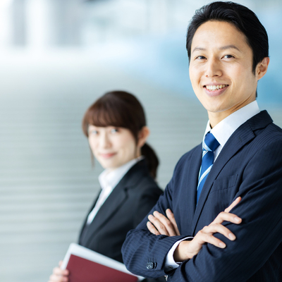 腕を組んでいる男性と女性