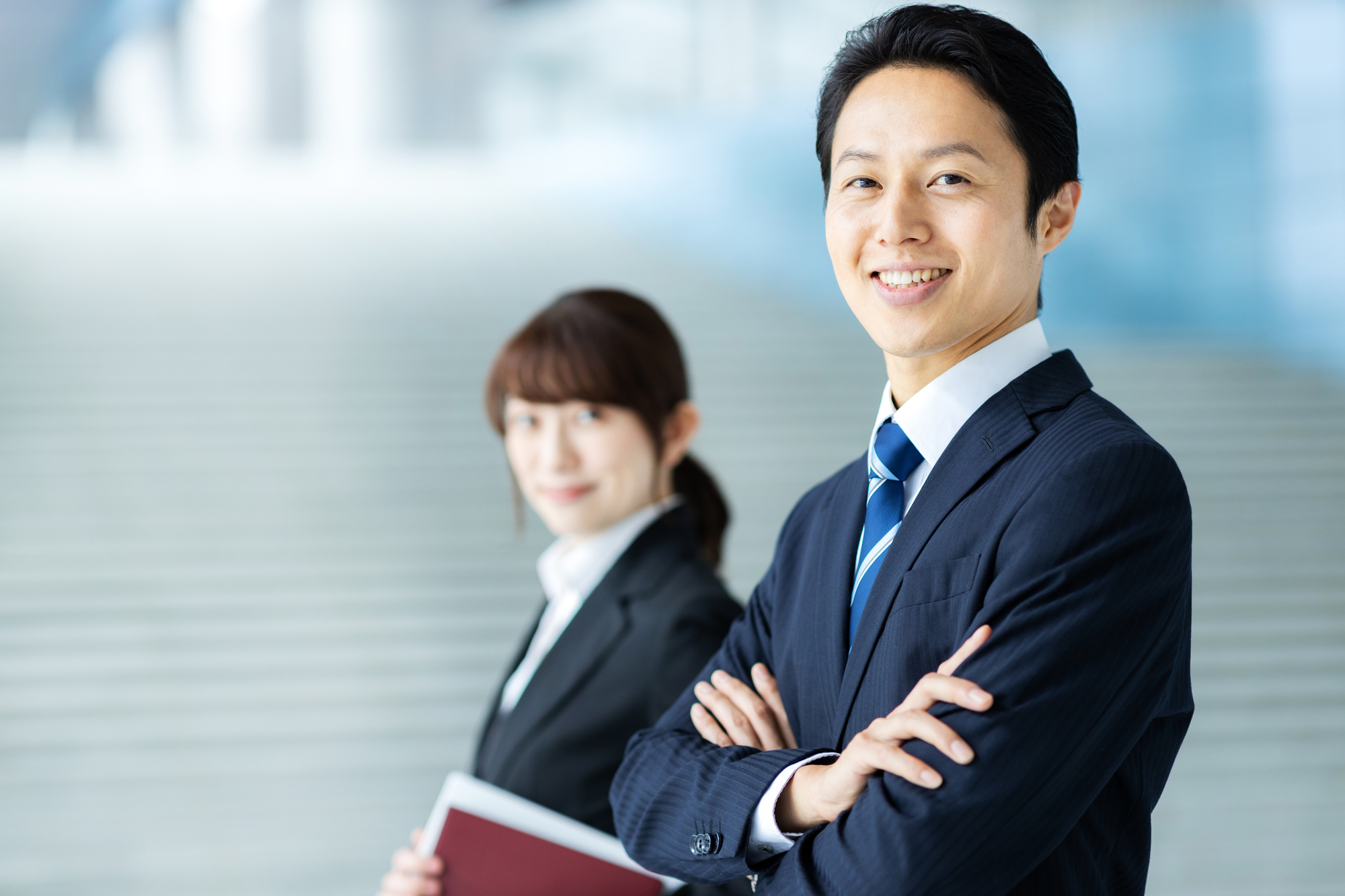 腕を組んでいる男性と女性