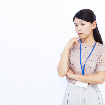 悩む女性