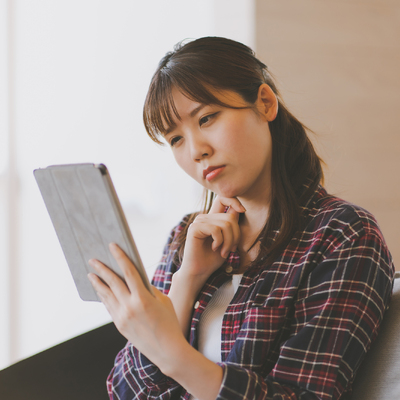悩んでいる女性