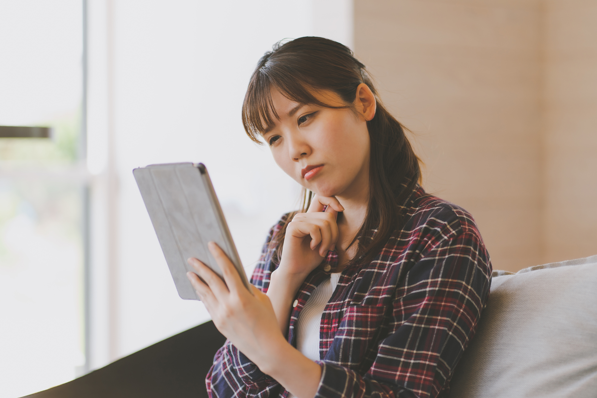 悩んでいる女性