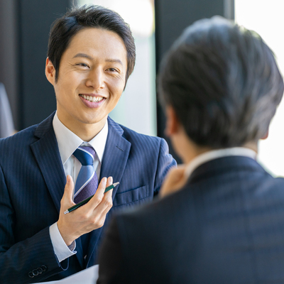 笑顔で面談する男性