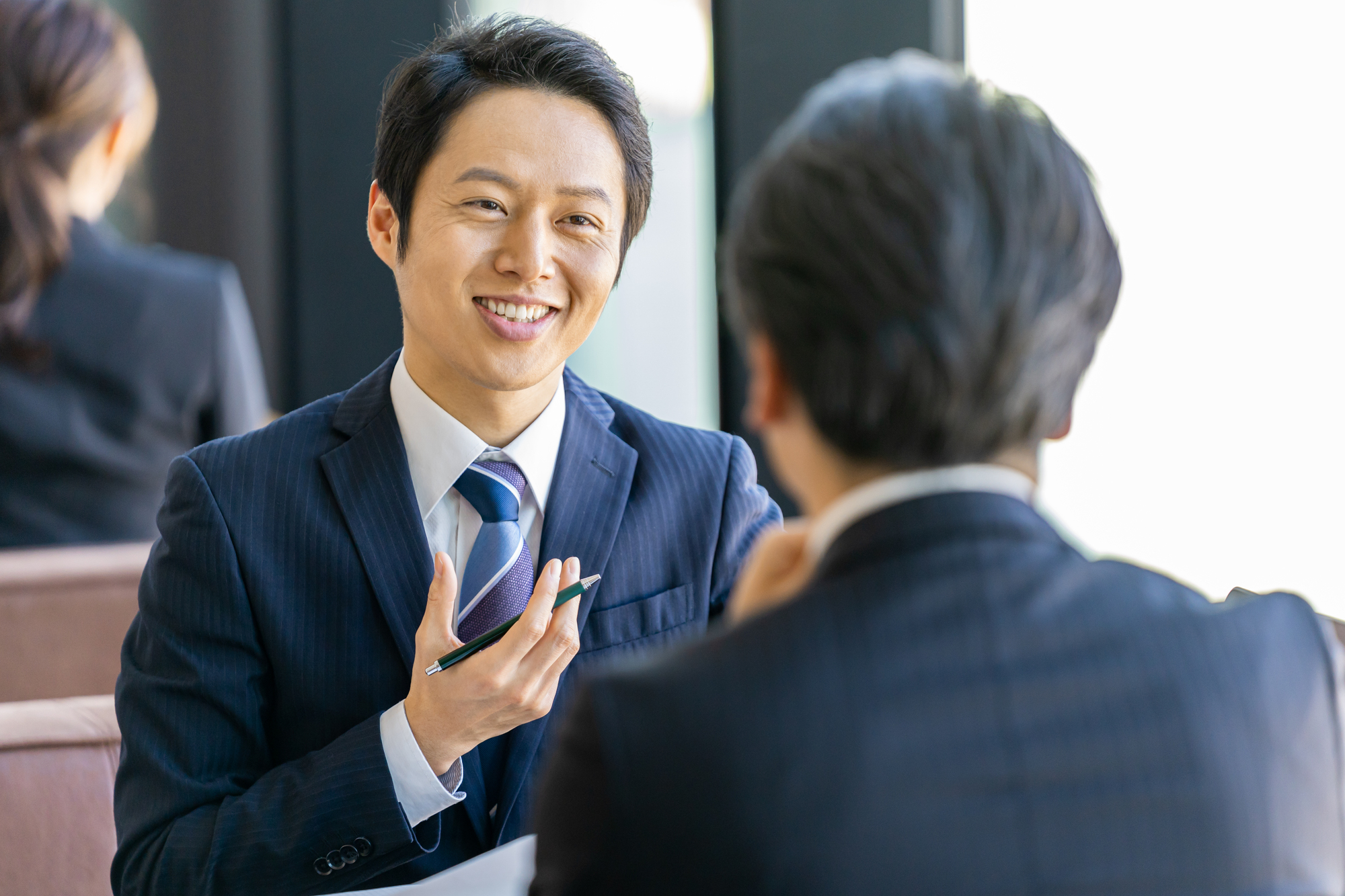 笑顔で面談する男性