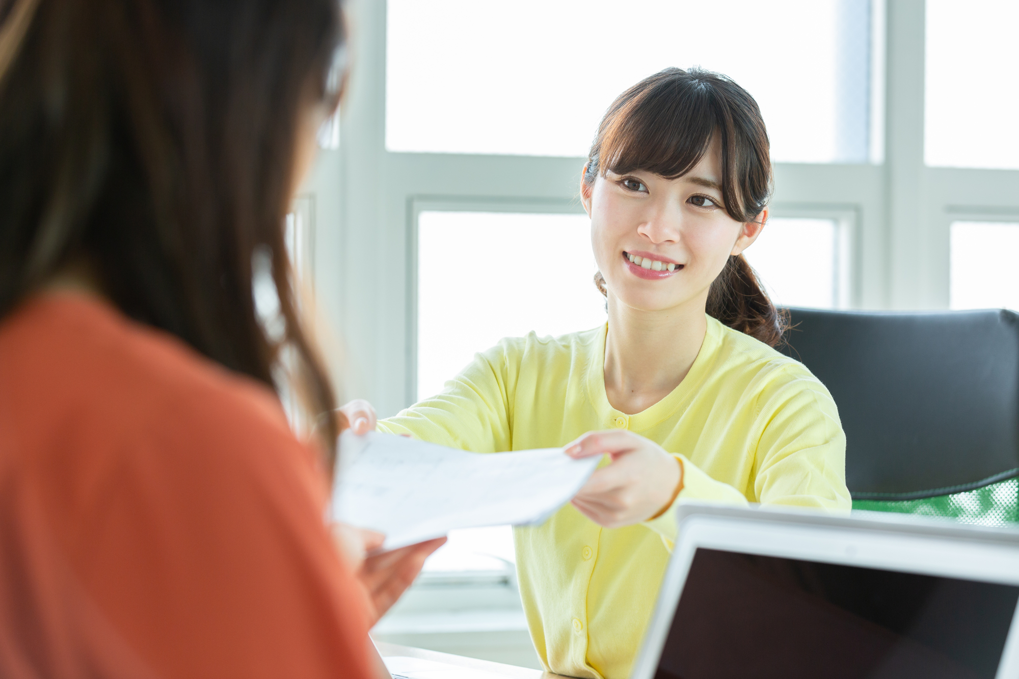 笑顔の女性
