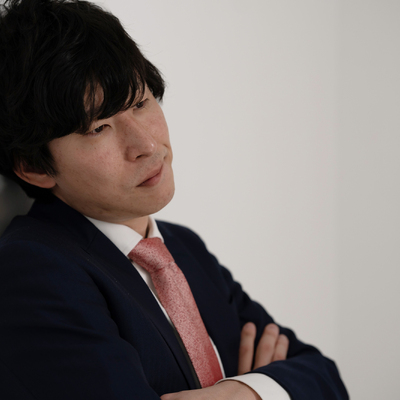 悩む男性