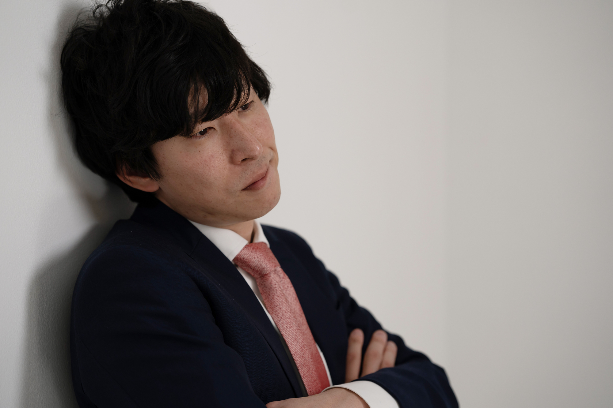悩む男性
