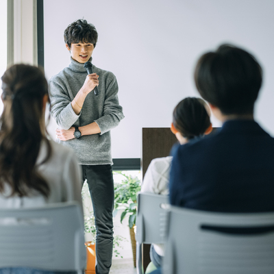 説明を聞いている人々