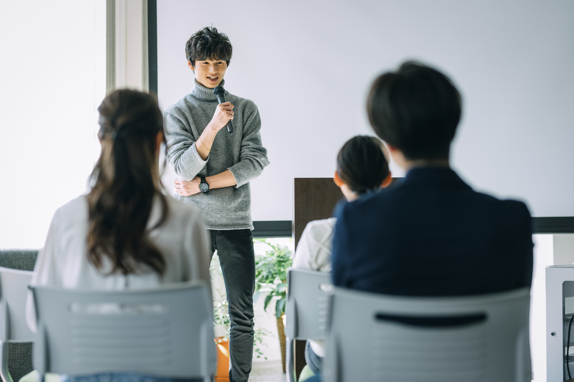 説明を聞いている人々