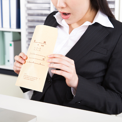 給与を受け取る女性