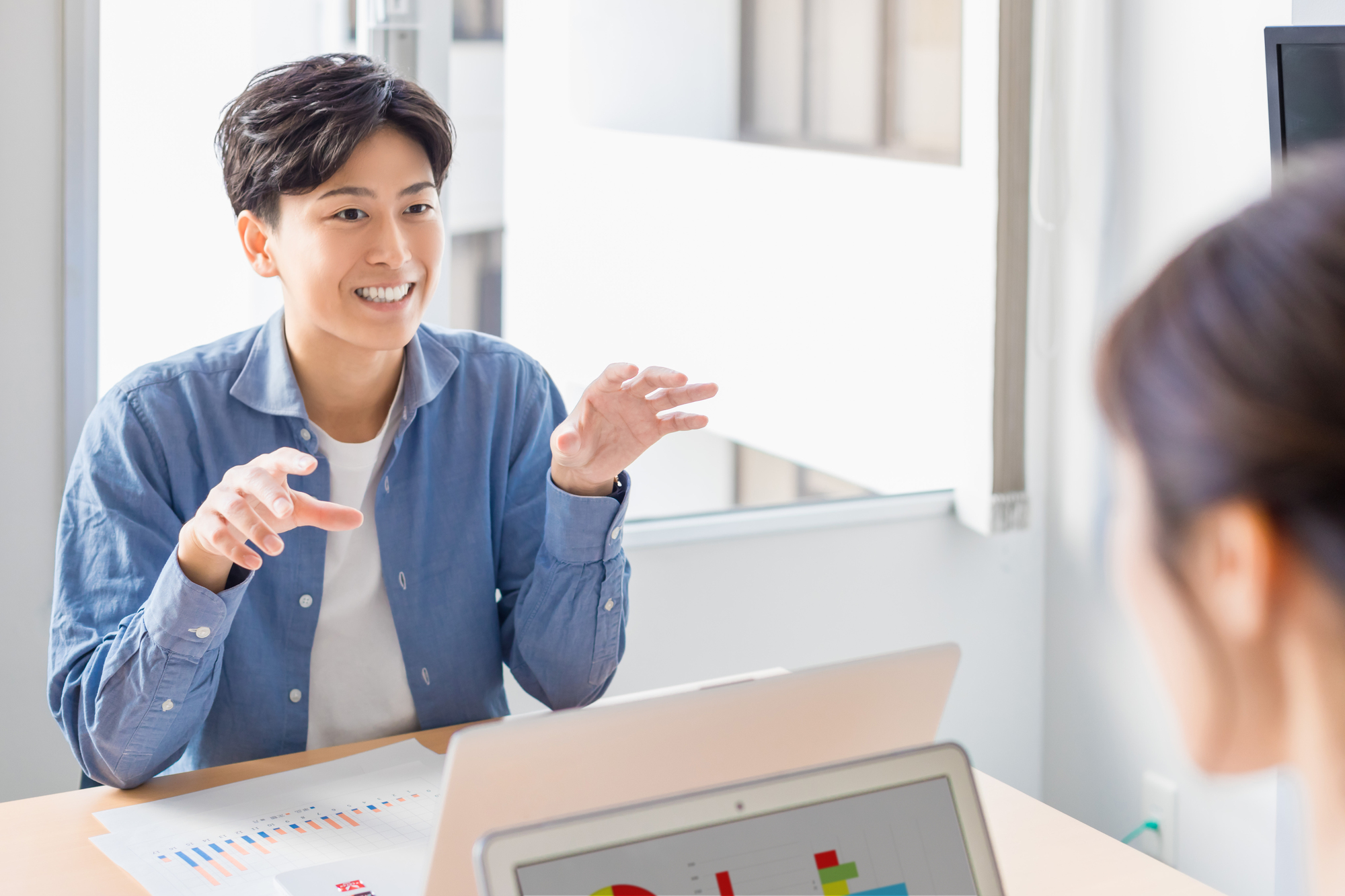 笑顔で話している男性