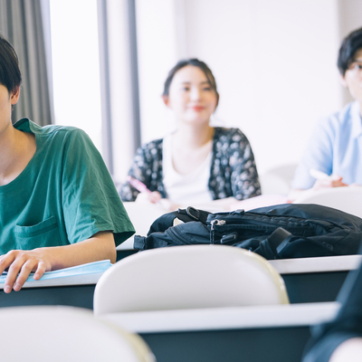 机で勉強する男性