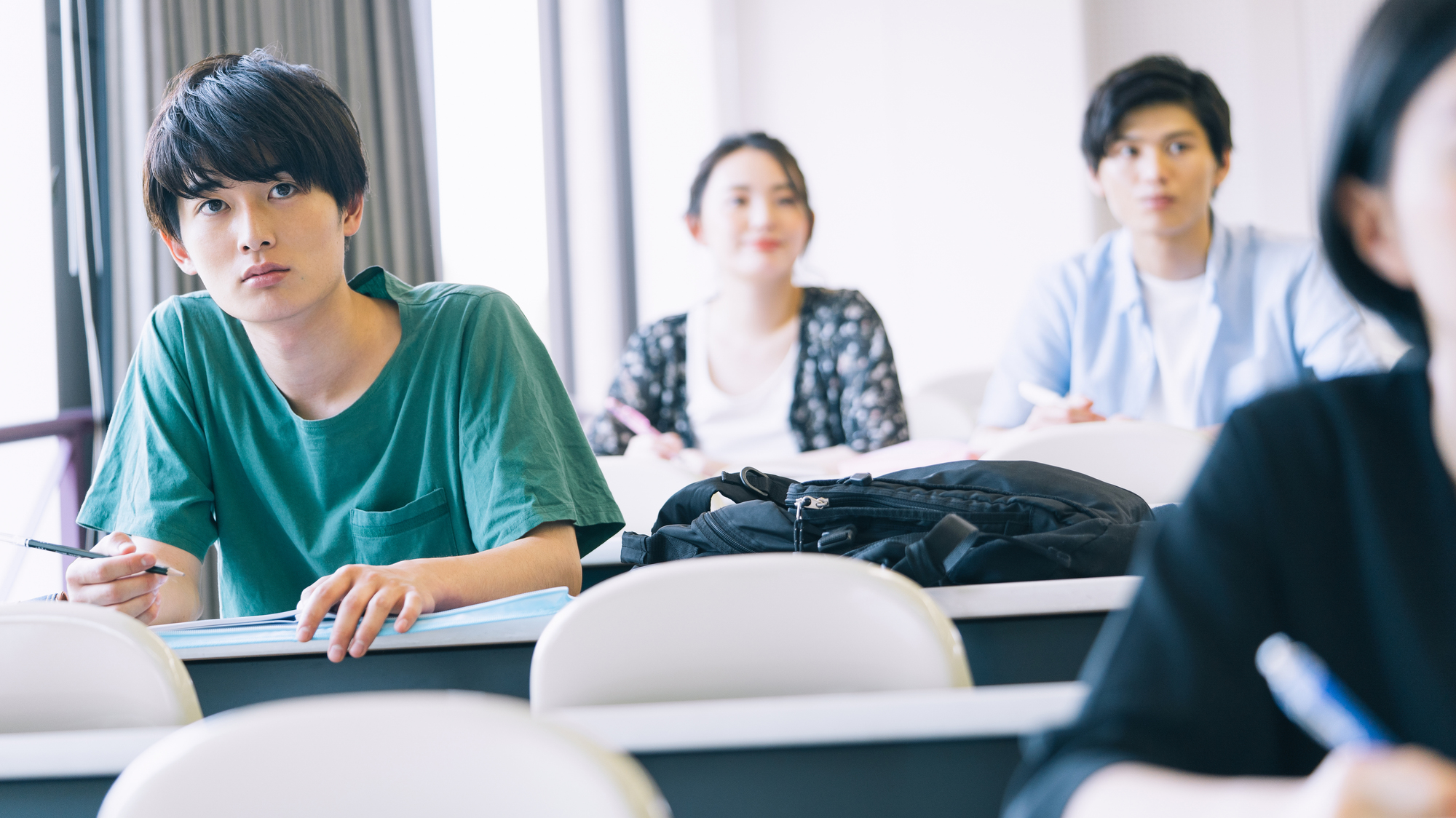机で勉強する男性