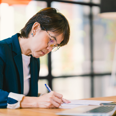 勉強している女性