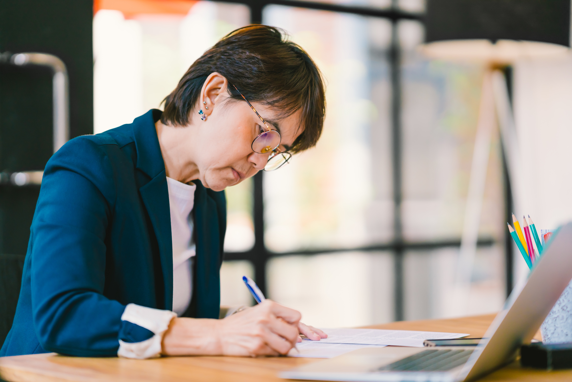 勉強している女性