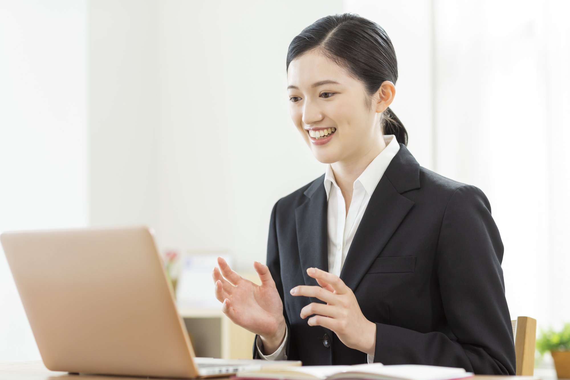 パソコンを使用している女性