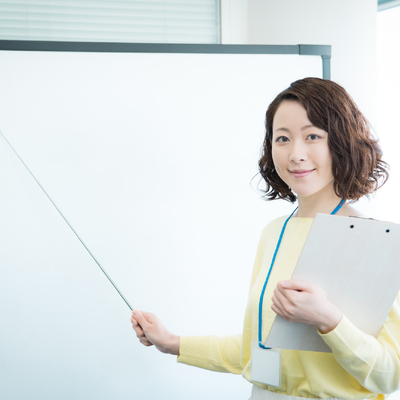 プレゼンしている女性