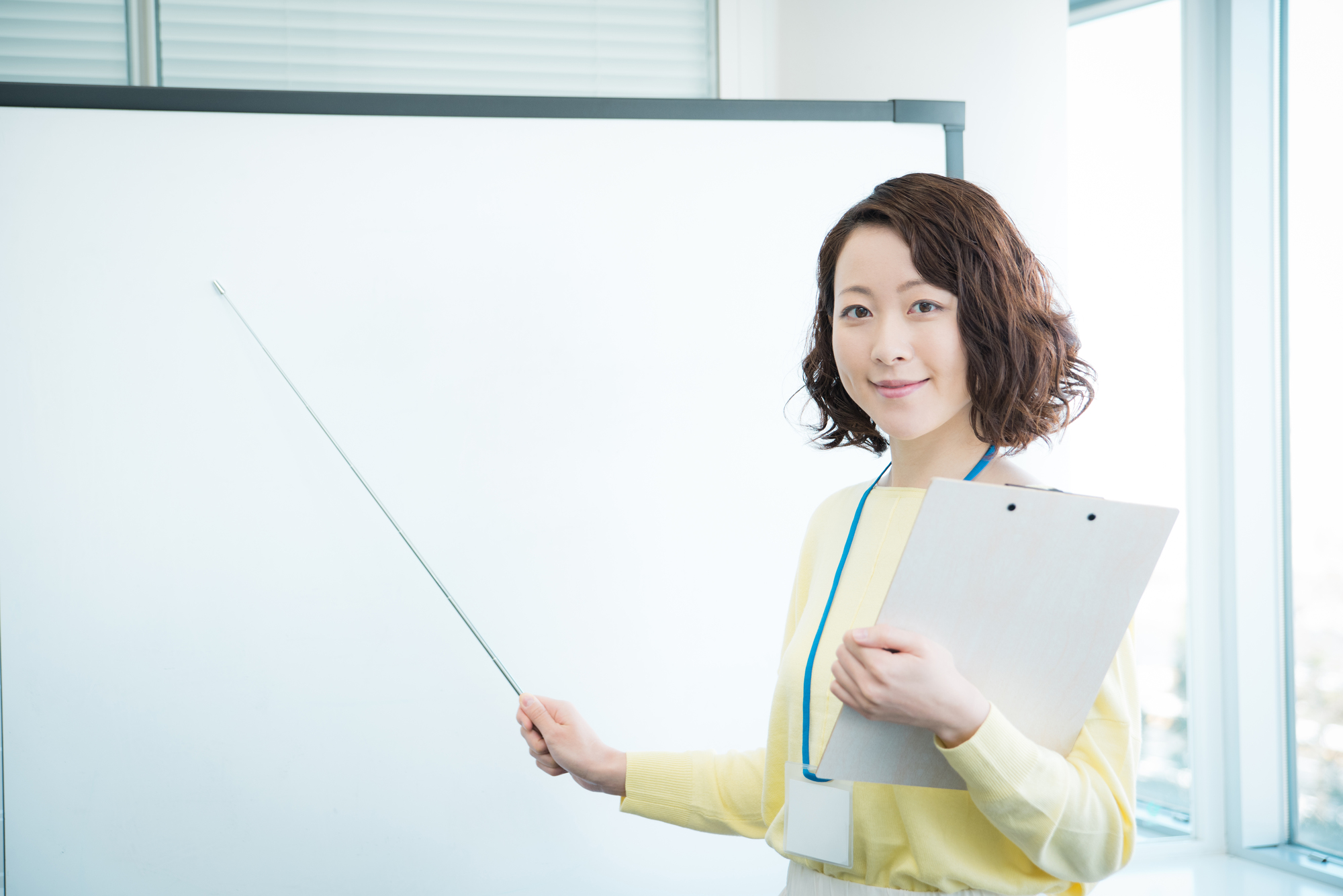 プレゼンしている女性