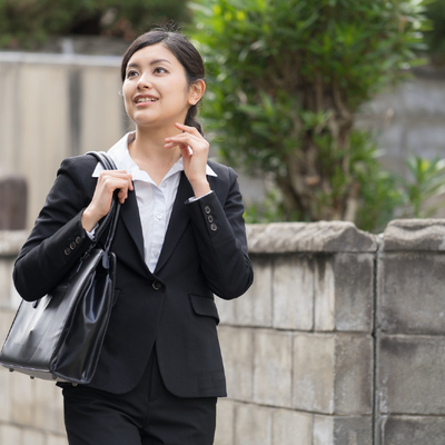 スーツ姿の女性