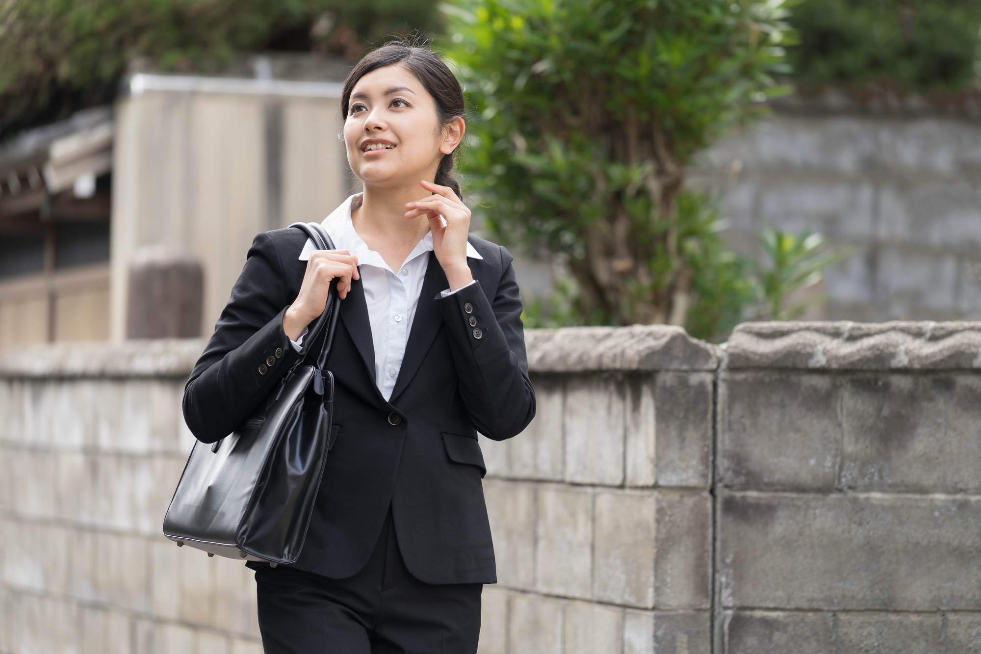 スーツ姿の女性