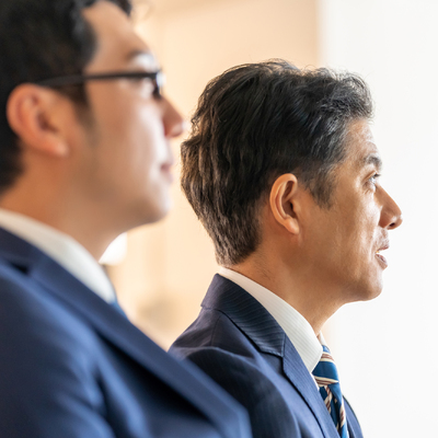 並んだ男性2人