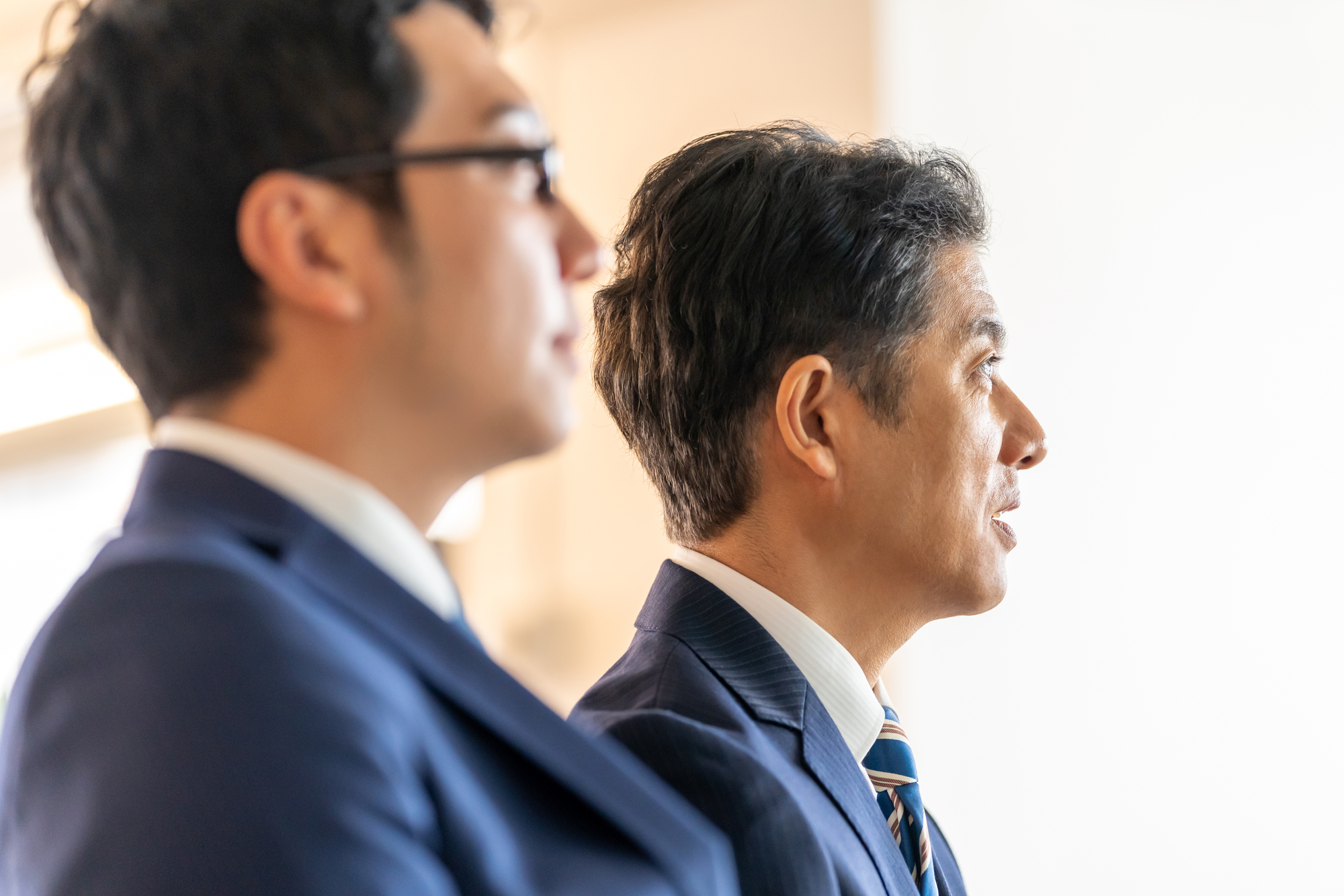並んだ男性2人