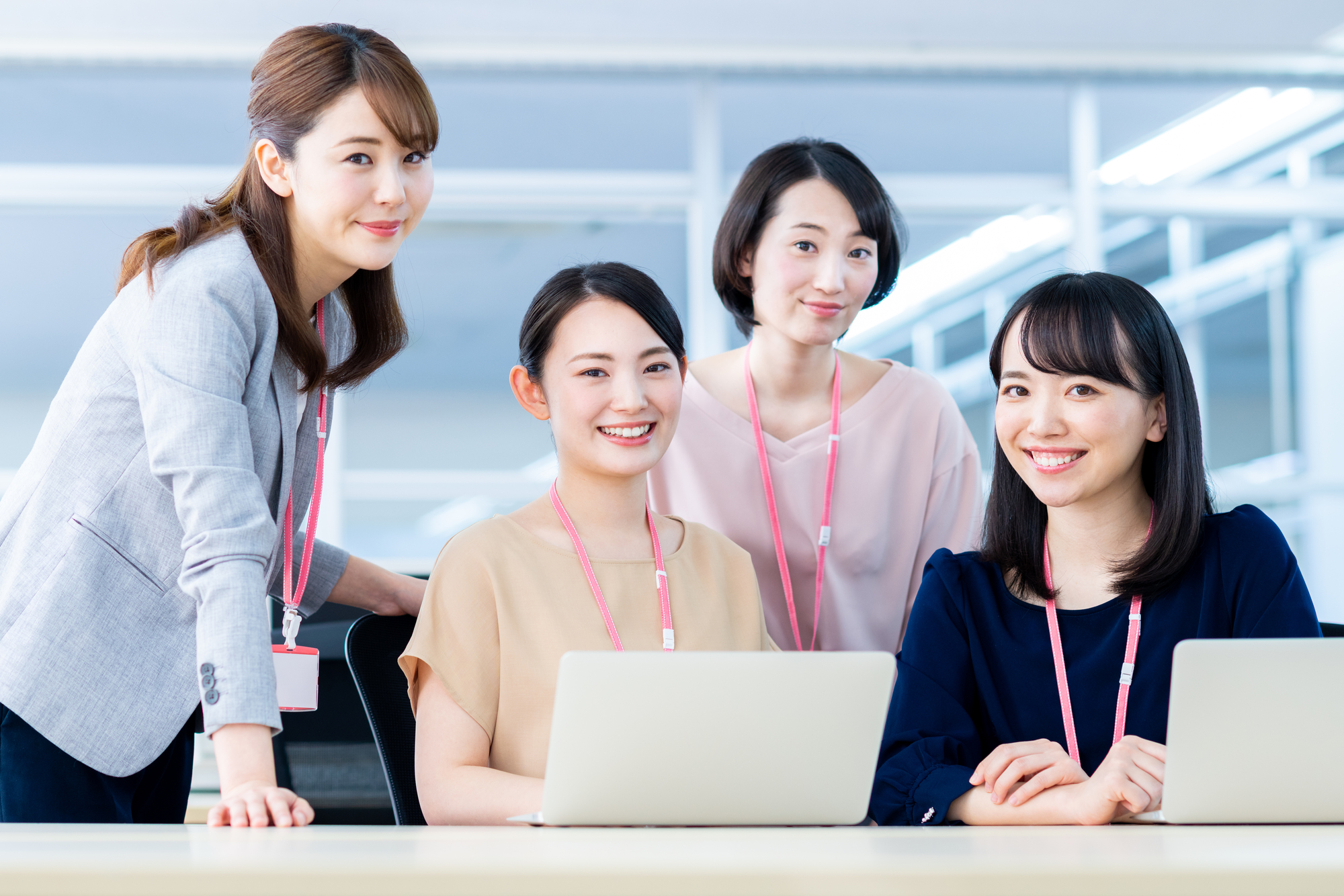 パソコンを見て話している女性