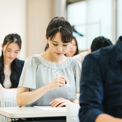 試験を受ける外国人