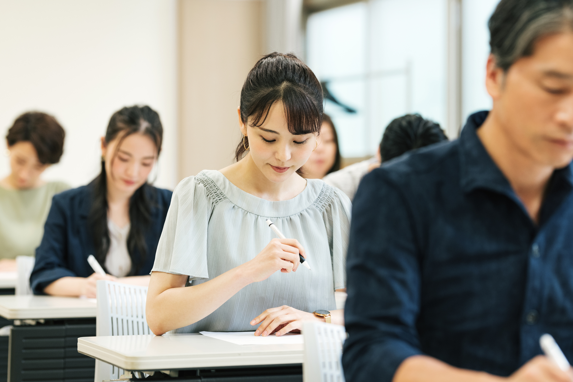 試験を受ける外国人