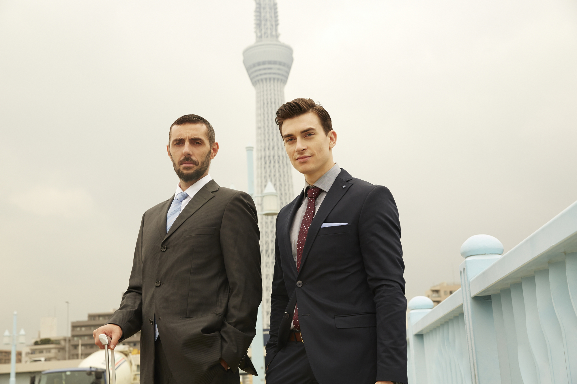 スーツ姿の外国人2人