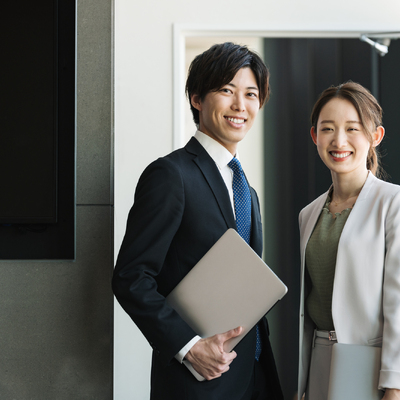 スーツ姿の男女