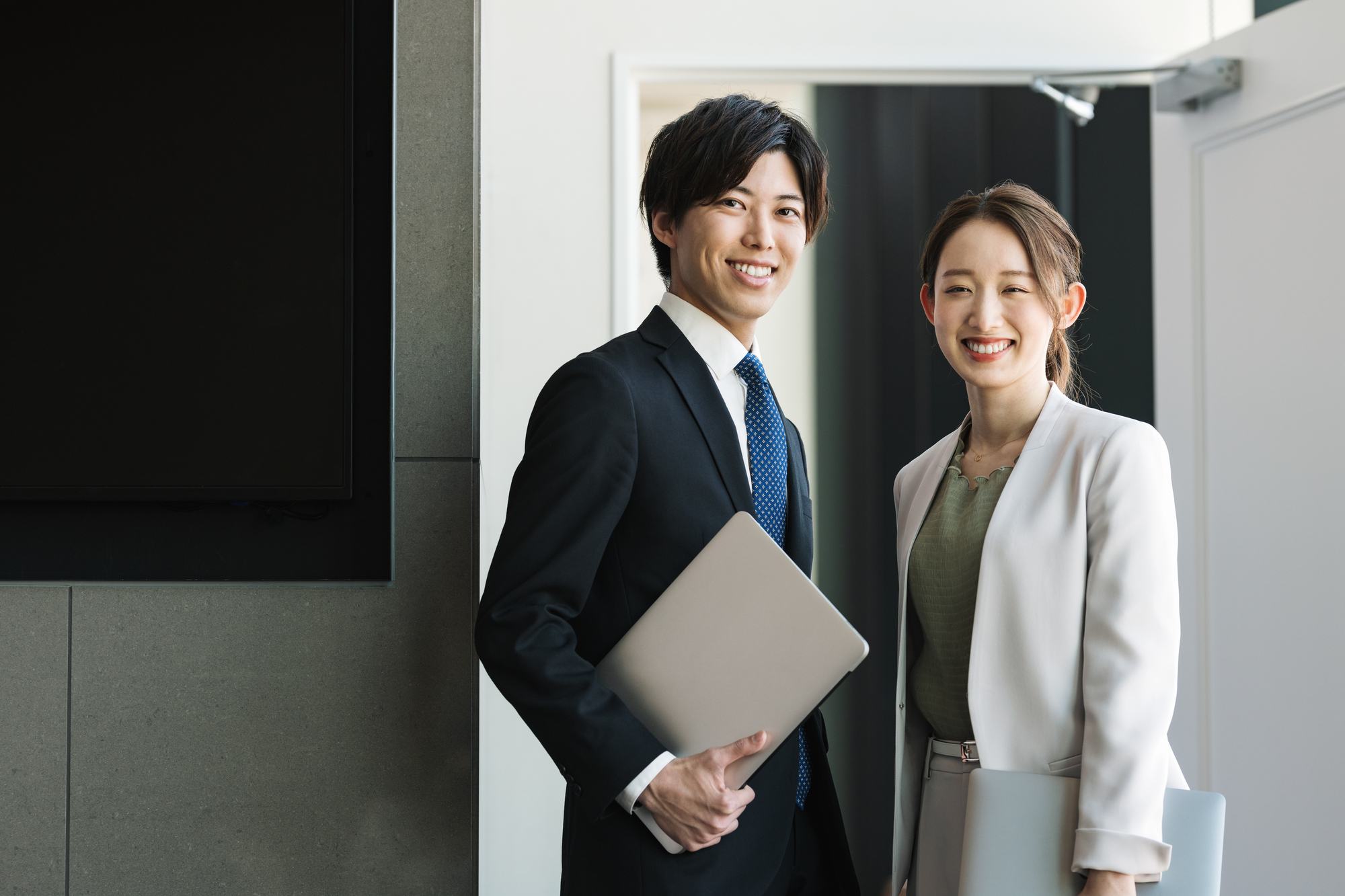 スーツ姿の男女