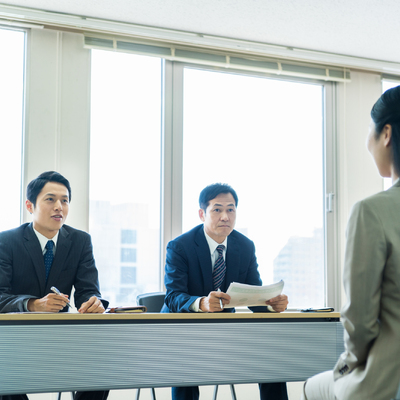 面接を受ける女性