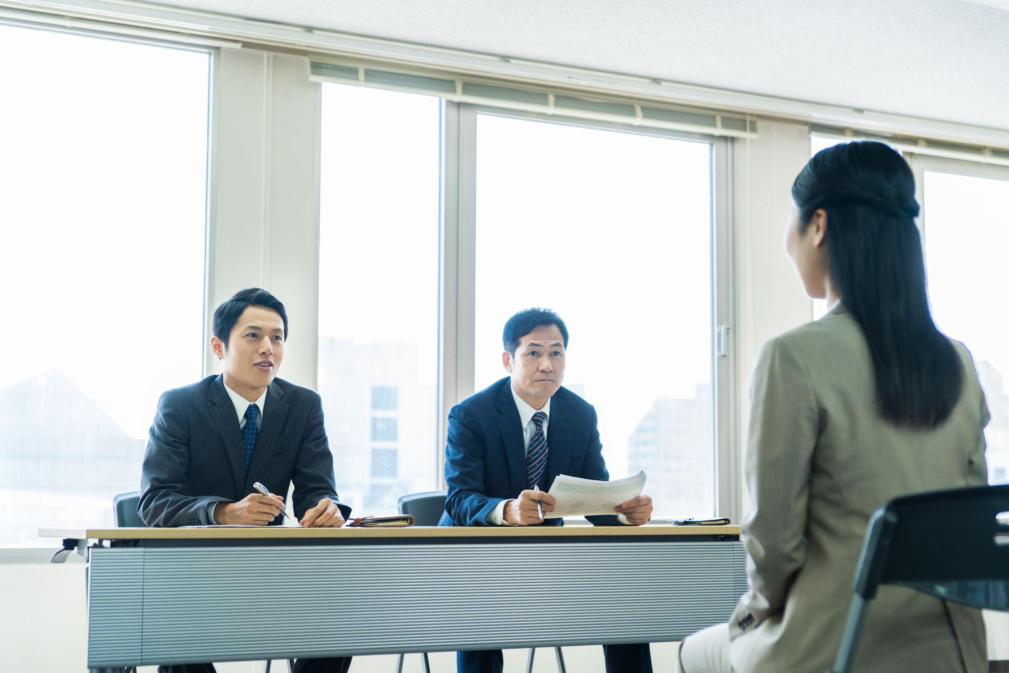 面接を受ける女性