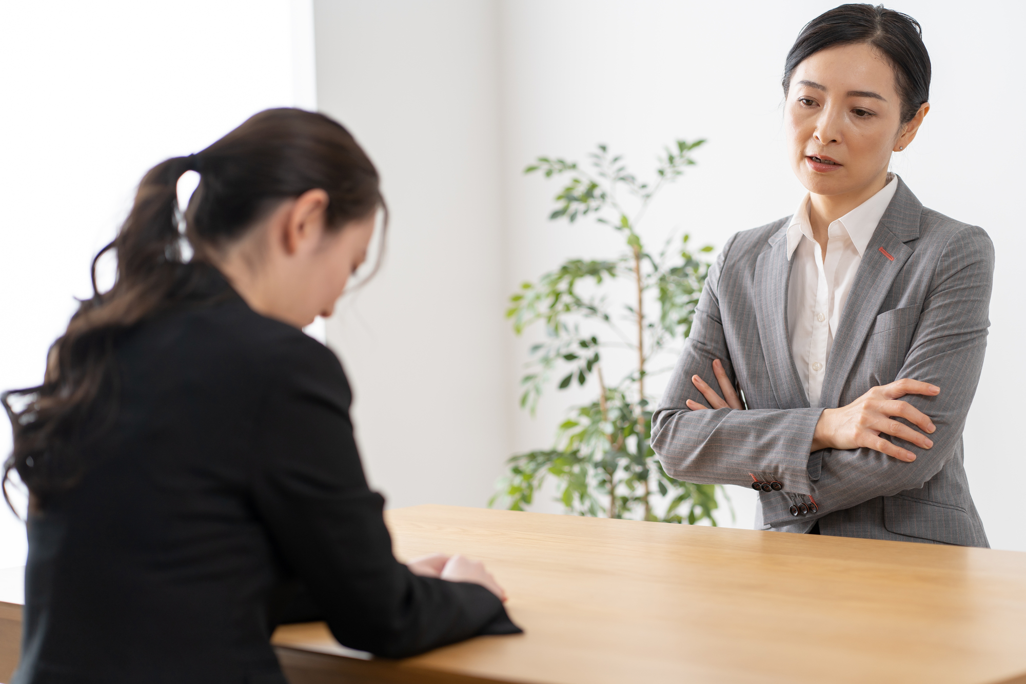 不安を抱えているスーツ姿の女性