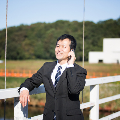 自然の中で働く男性